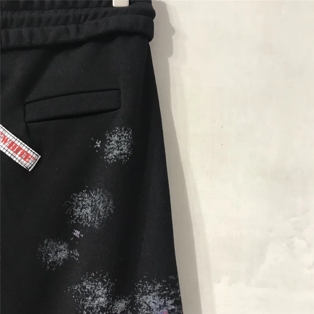 Tested version OFF 17FW WHITE Starry Sky Fireworks Splash Ink OW Sports Autumn and Winter Sweatpants Casual Pants Men's and Women's Tight Pants The fireworks color is obtained through contrasting printing. There are eight panels in the whole body. Seven color sets and eight panels are printed in eight times. The first layer is gray, the second layer is white, the third layer is yellow, the fourth layer is green, the fifth layer is blue, the sixth layer is purple, the seventh layer is orange, and the last layer is made of arrow paint printing. The seven colors are stacked on each other, and new colors will also be produced. The arrows on the back and the squares on the front are first glued and then hung four times in a row. The paint has an obvious concave and convex feeling. Quality depends on the details. The blue letters are electrostatic three-dimensional flocking. They are made separately first and then printed through high-temperature thermal transfer. The difficulty is unprecedentedly high. I have made more than 50,000 pieces of fireworks series in total. More than half of the ones you see on the market are from my home!  Size: XS-L Color: Black (The waist is elastic and can be enlarged) P: 380